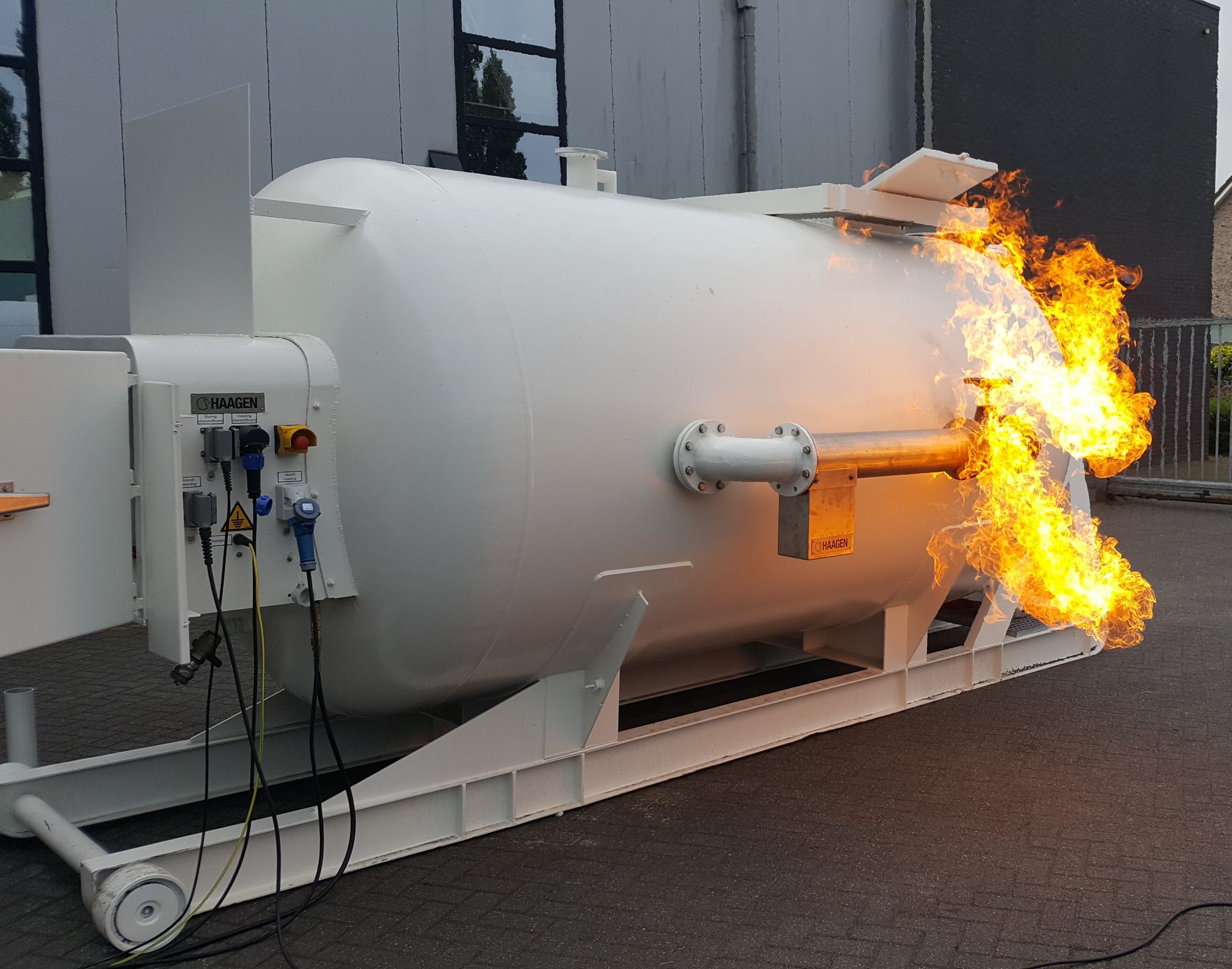 Brandbestrijdingsmiddelen zoals brandweerslangen en blushaspels voor effectieve brandveiligheid