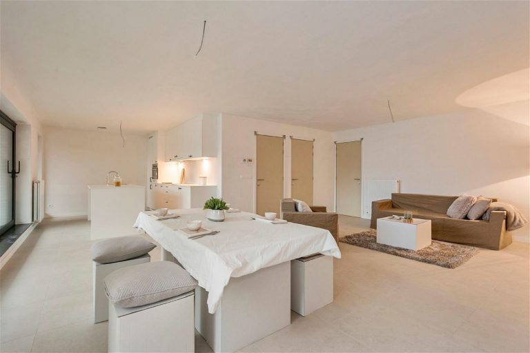 Professionele vastgoedstylist adviseert over home staging van woning of appartement voor optimale verkoop