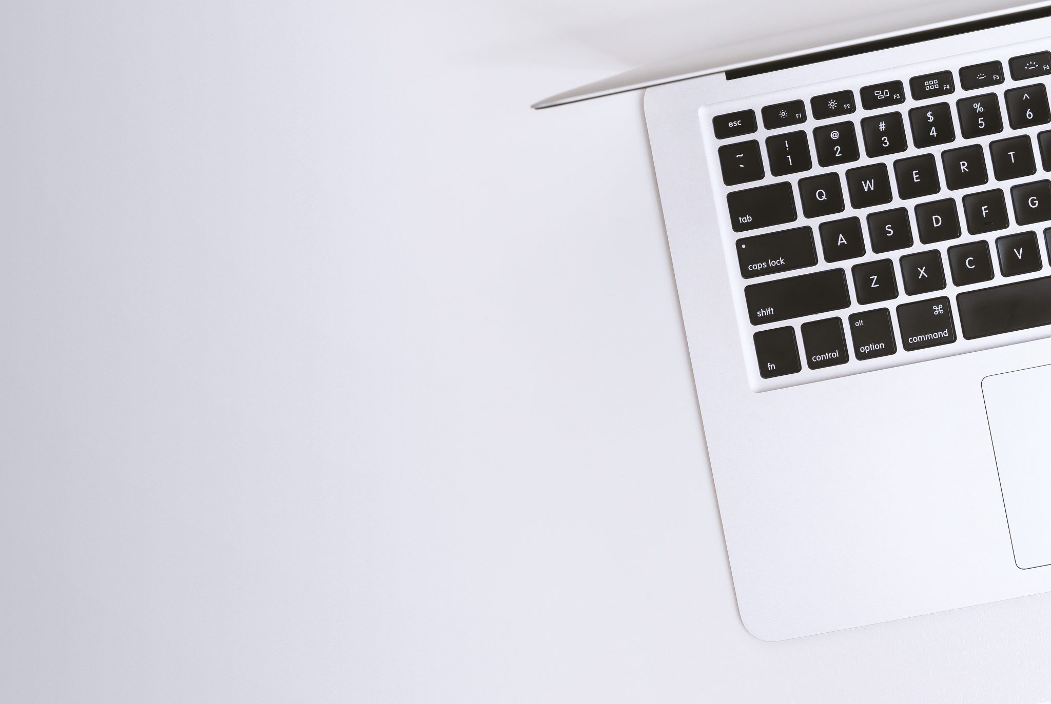 Blog Stapel oude laptops met restwaarde geschikt voor verkoop of professioneel recyclen