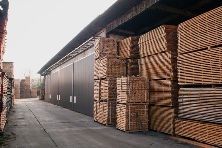 Houthandel uit Mechelen met assortiment tropisch en Europees hardhout en droogfaciliteiten