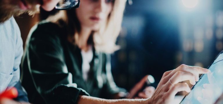 Illustratie voor boekhoudkundige ondersteuning van eenmanszaken en grote bedrijven door M-Advisors