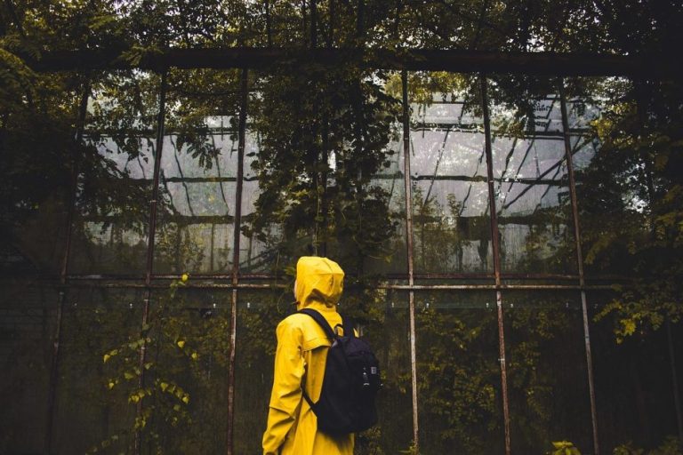 Lange regenjas in zwart die bescherming biedt van top tot teen tegen regen