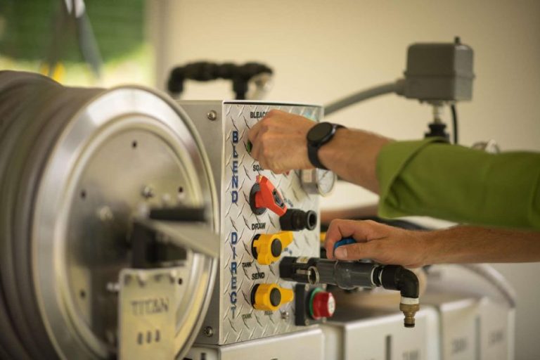 Professioneel schoonmaakteam voert reinigen van klinkers in Hasselt uit met softwash techniek voor glanzende terrassen en opr