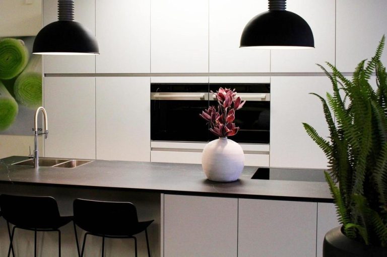 Moderne en duurzame keukendesigns in de showroom van NewLook Keukens in Brecht