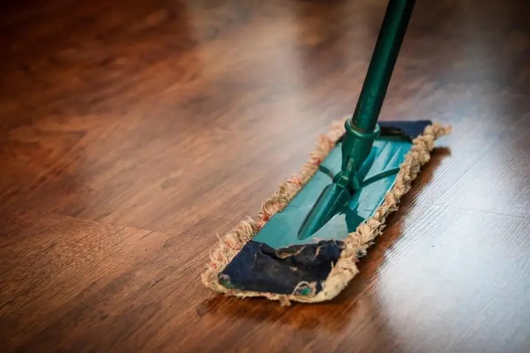 Vrouw bij het schoonmaken van huis - tips voor het kiezen van een betrouwbare huishoudhulp in Gent