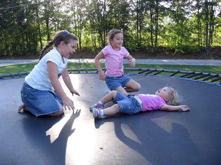 Voordelen van fysieke activiteit: man springt op trampoline voor gezondheid en fitness