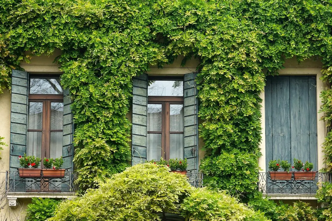 Blog Zomerisch interieur met linnen gordijnen, houten meubels en natuurlijke materialen voor een lichte, luchtige sfeer