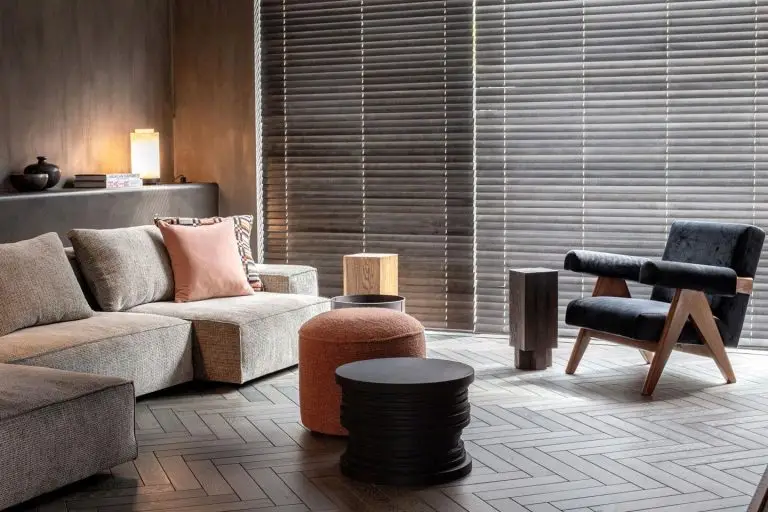 Specialist toont diverse stoffen voor raamdecoratie in Knokke met bescherming tegen zoute lucht en zonlicht